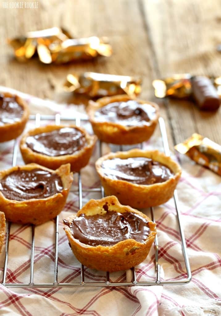 Twix Cookie Cups. AMAZING. Sugar Cookie Crust, salted caramel center, and topped with milk chocolate. BEST COOKIE RECIPE EVER! | The Cookie Rookie