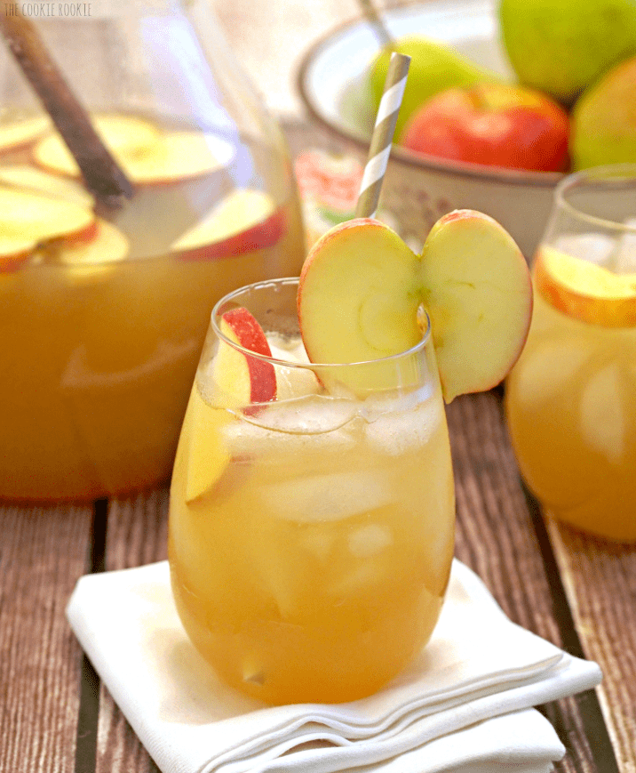 APPLE PIE PUNCH! The best drink for Thanksgiving and Autumn! Autumn in a glass. Alcoholic and Non-Alcoholic versions! - The Cookie Rookie